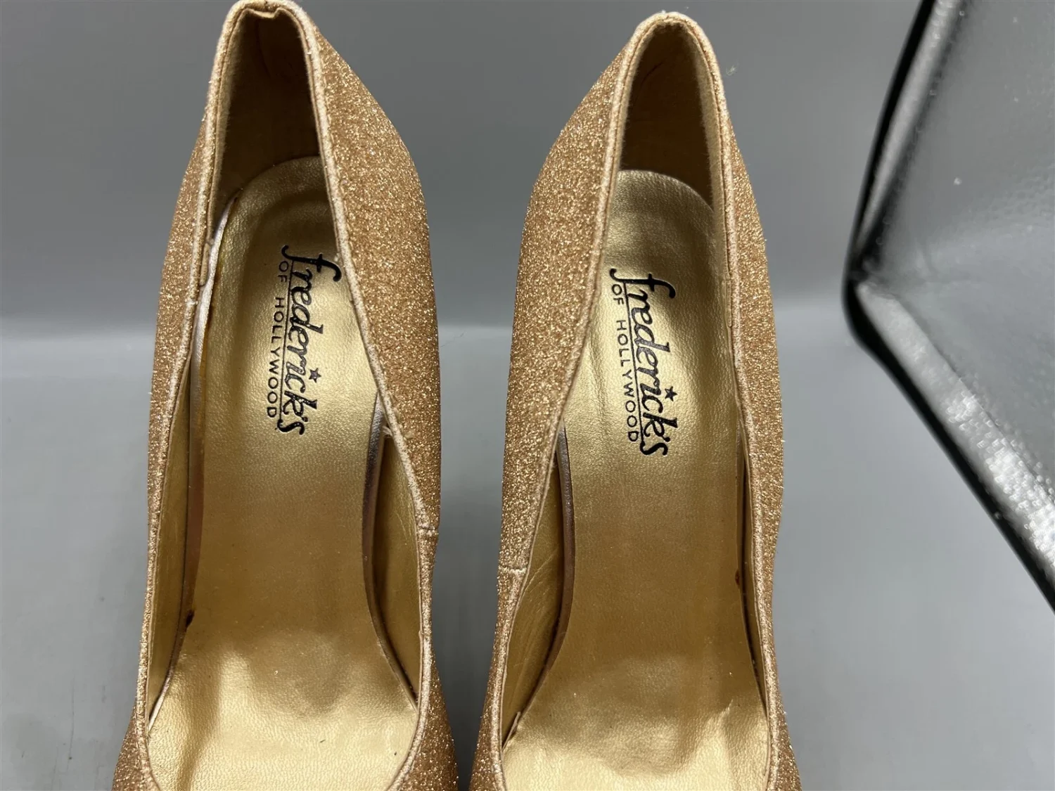 女士 FREDERICK'S OF HOLLYWOOD 6 英寸金色闪亮高跟鞋,尺寸 US 6 - 12364-83-