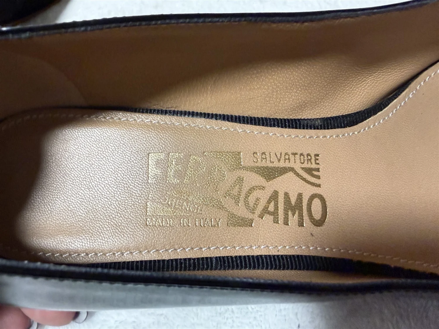 SALVATORE FERRAGAMO 尺寸 8 PUMPS 黑色专利皮革龟头低跟方头-