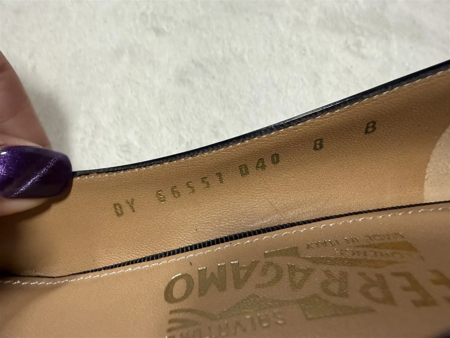 SALVATORE FERRAGAMO 尺寸 8 PUMPS 黑色专利皮革龟头低跟方头-