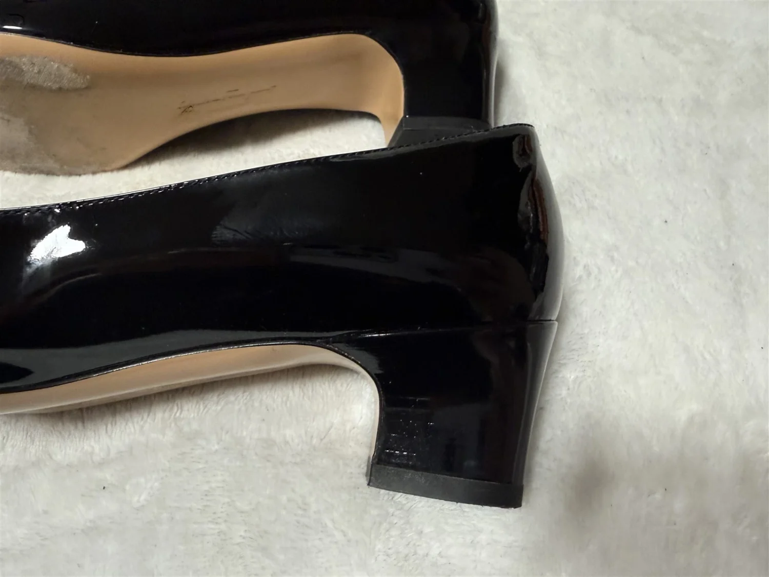 SALVATORE FERRAGAMO 尺寸 8 PUMPS 黑色专利皮革龟头低跟方头-