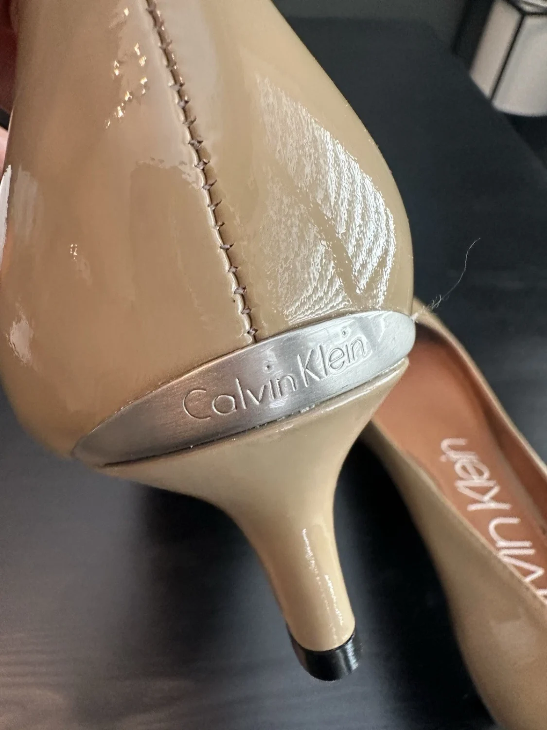 Calvin Klein女式Gabrianna高跟鞋漆皮米色中跟鞋*8.5码-