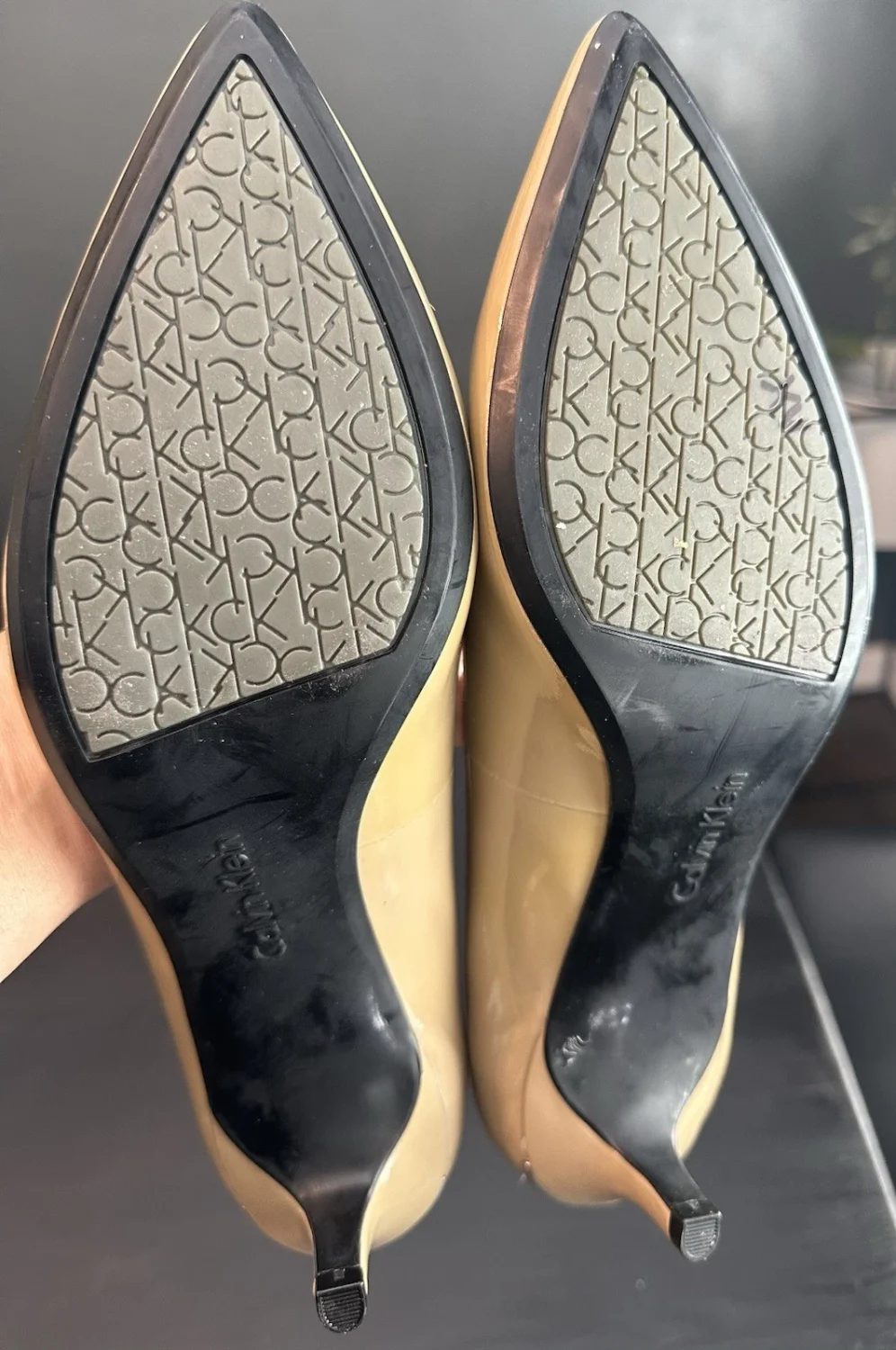 Calvin Klein女式Gabrianna高跟鞋漆皮米色中跟鞋*8.5码-