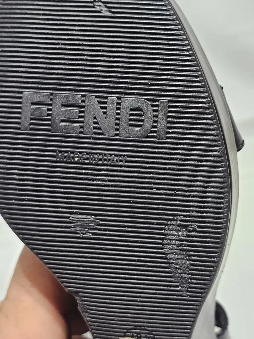 38.5 EU/8.5 US FENDI 黑色漆皮楔形厨房钢 T 形带凉鞋 意大利-