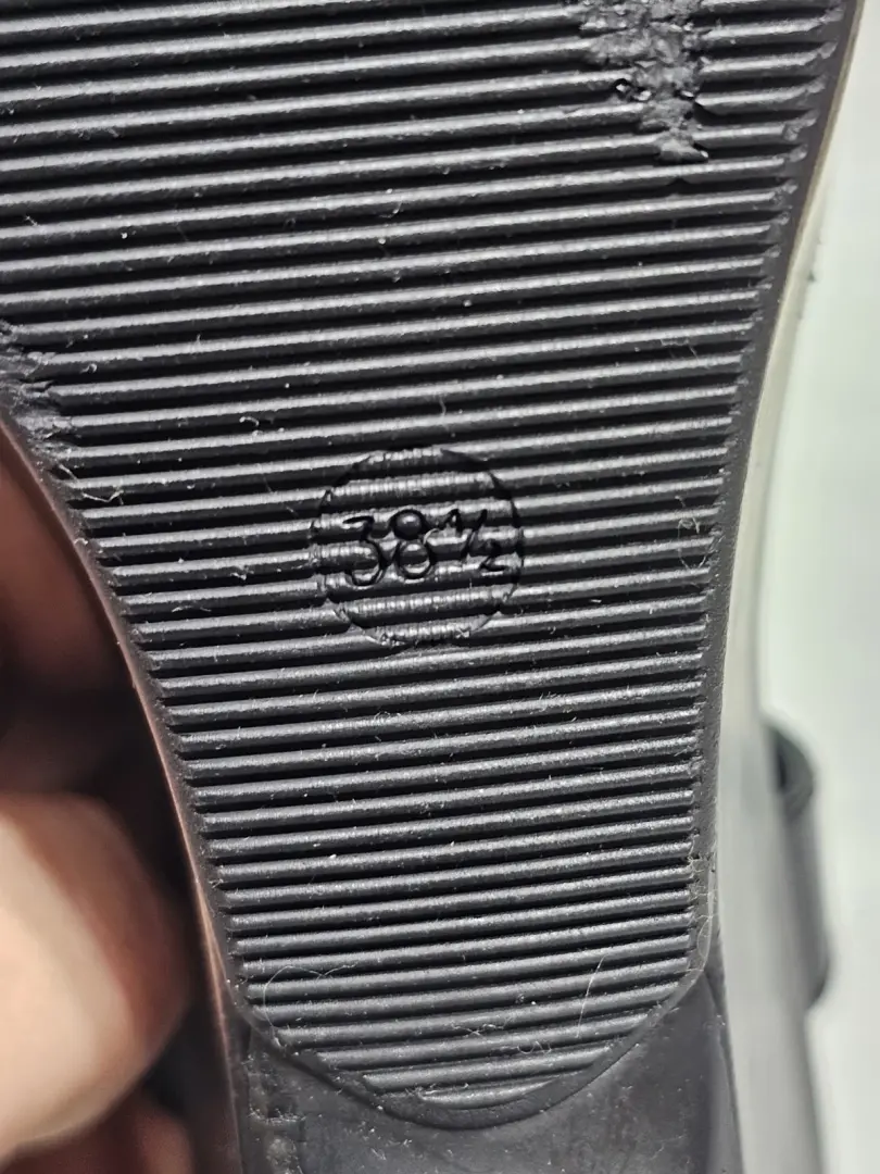 38.5 EU/8.5 US FENDI 黑色漆皮楔形厨房钢 T 形带凉鞋 意大利-