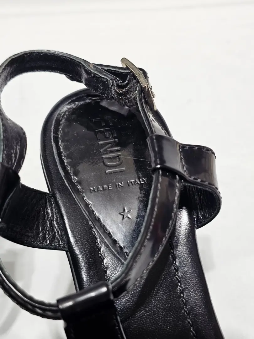 38.5 EU/8.5 US FENDI 黑色漆皮楔形厨房钢 T 形带凉鞋 意大利-