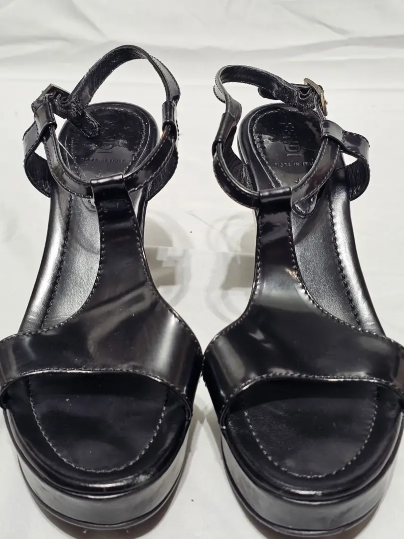38.5 EU/8.5 US FENDI 黑色漆皮楔形厨房钢 T 形带凉鞋 意大利-