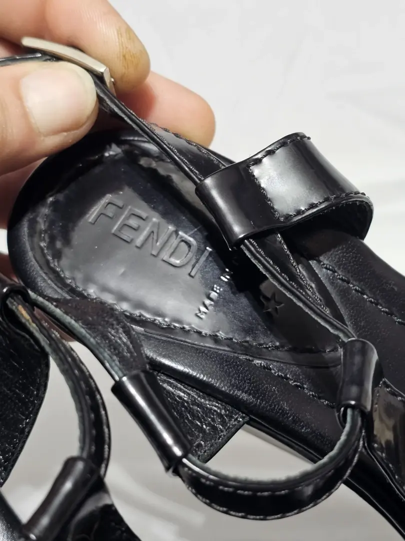 38.5 EU/8.5 US FENDI 黑色漆皮楔形厨房钢 T 形带凉鞋 意大利-