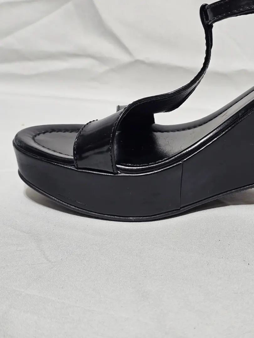 38.5 EU/8.5 US FENDI 黑色漆皮楔形厨房钢 T 形带凉鞋 意大利-
