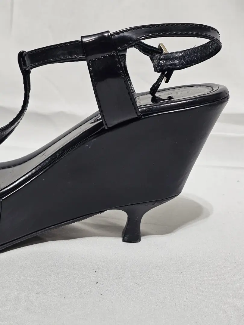 38.5 EU/8.5 US FENDI 黑色漆皮楔形厨房钢 T 形带凉鞋 意大利-
