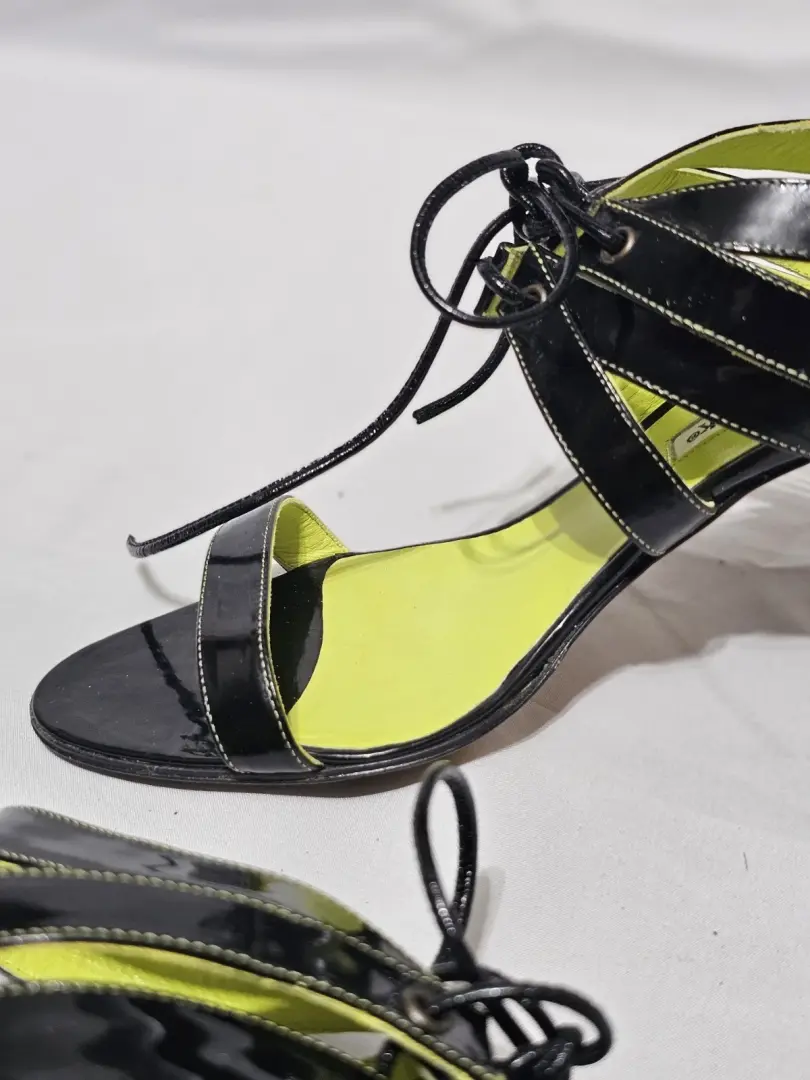 MANOLO BLAHNIK 黑色专利凉鞋 带绿色内饰。 4 英寸钢。 尺寸 7 (37)-