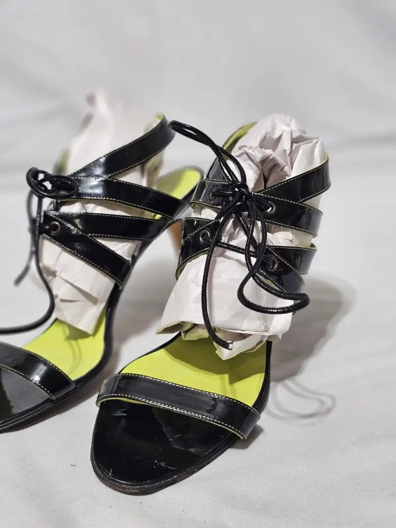 MANOLO BLAHNIK 黑色专利凉鞋 带绿色内饰。 4 英寸钢。 尺寸 7 (37)-