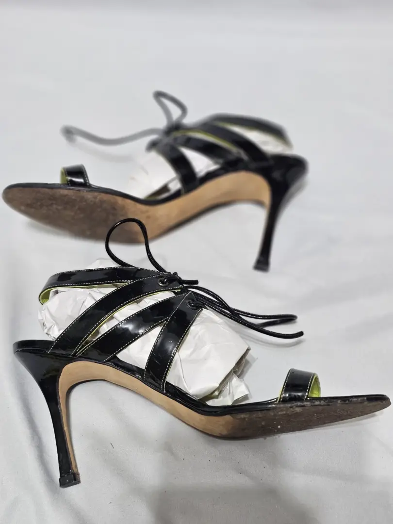 MANOLO BLAHNIK 黑色专利凉鞋 带绿色内饰。 4 英寸钢。 尺寸 7 (37)-