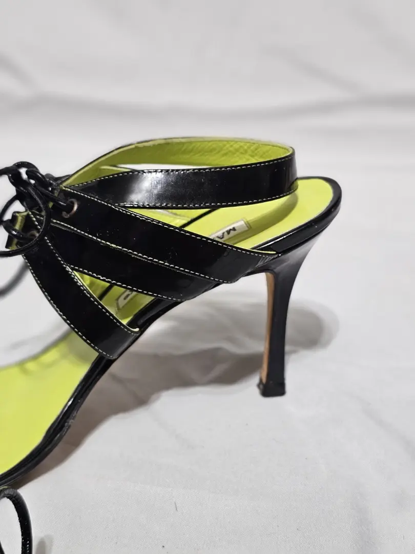 MANOLO BLAHNIK 黑色专利凉鞋 带绿色内饰。 4 英寸钢。 尺寸 7 (37)-