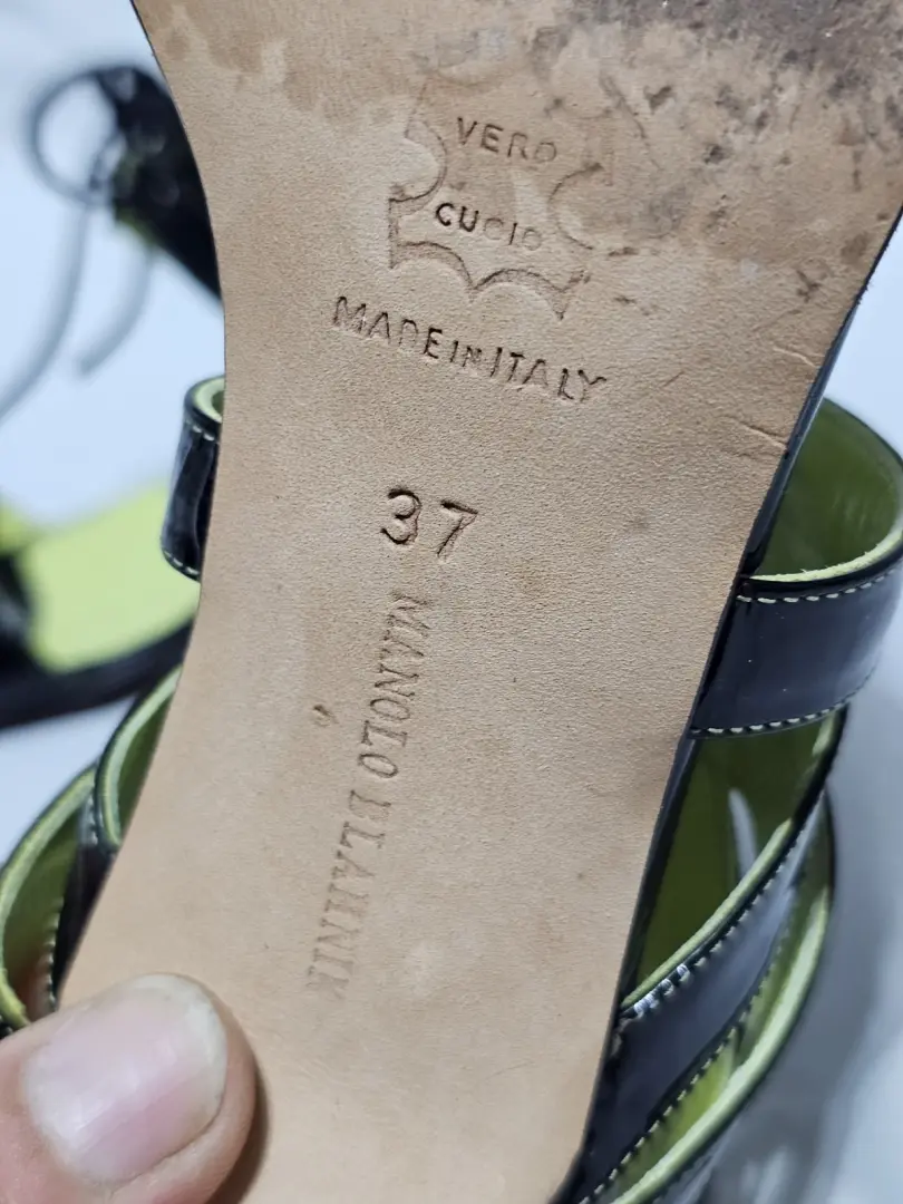 MANOLO BLAHNIK 黑色专利凉鞋 带绿色内饰。 4 英寸钢。 尺寸 7 (37)-