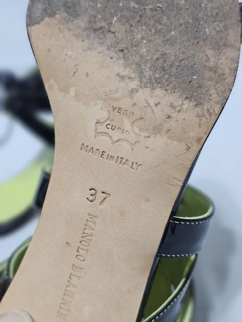MANOLO BLAHNIK 黑色专利凉鞋 带绿色内饰。 4 英寸钢。 尺寸 7 (37)-