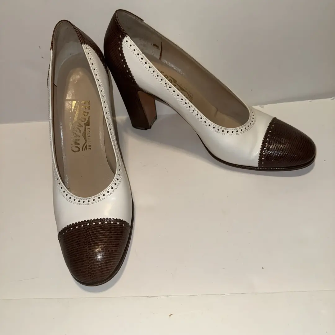 Salvatore Ferragamo 复古 Spectator 泵霜棕色帽头皮革高跟鞋 10-