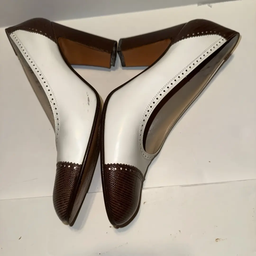 Salvatore Ferragamo 复古 Spectator 泵霜棕色帽头皮革高跟鞋 10-