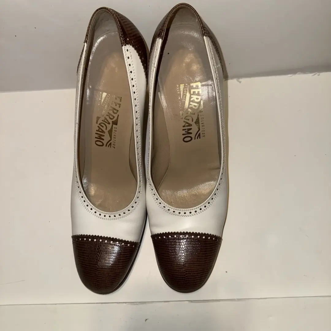 Salvatore Ferragamo 复古 Spectator 泵霜棕色帽头皮革高跟鞋 10-