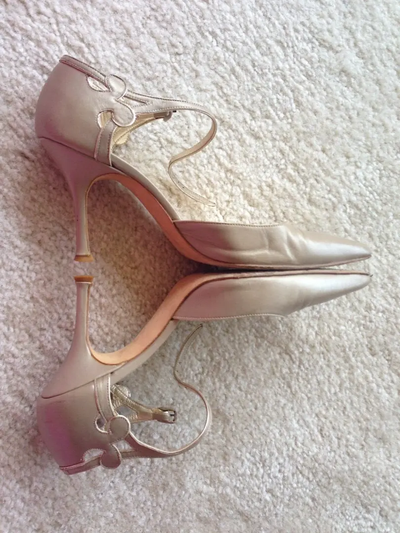 Manolo Blahnik 37.5 全皮革中性色调金色踝带高跟鞋高跟鞋穿-