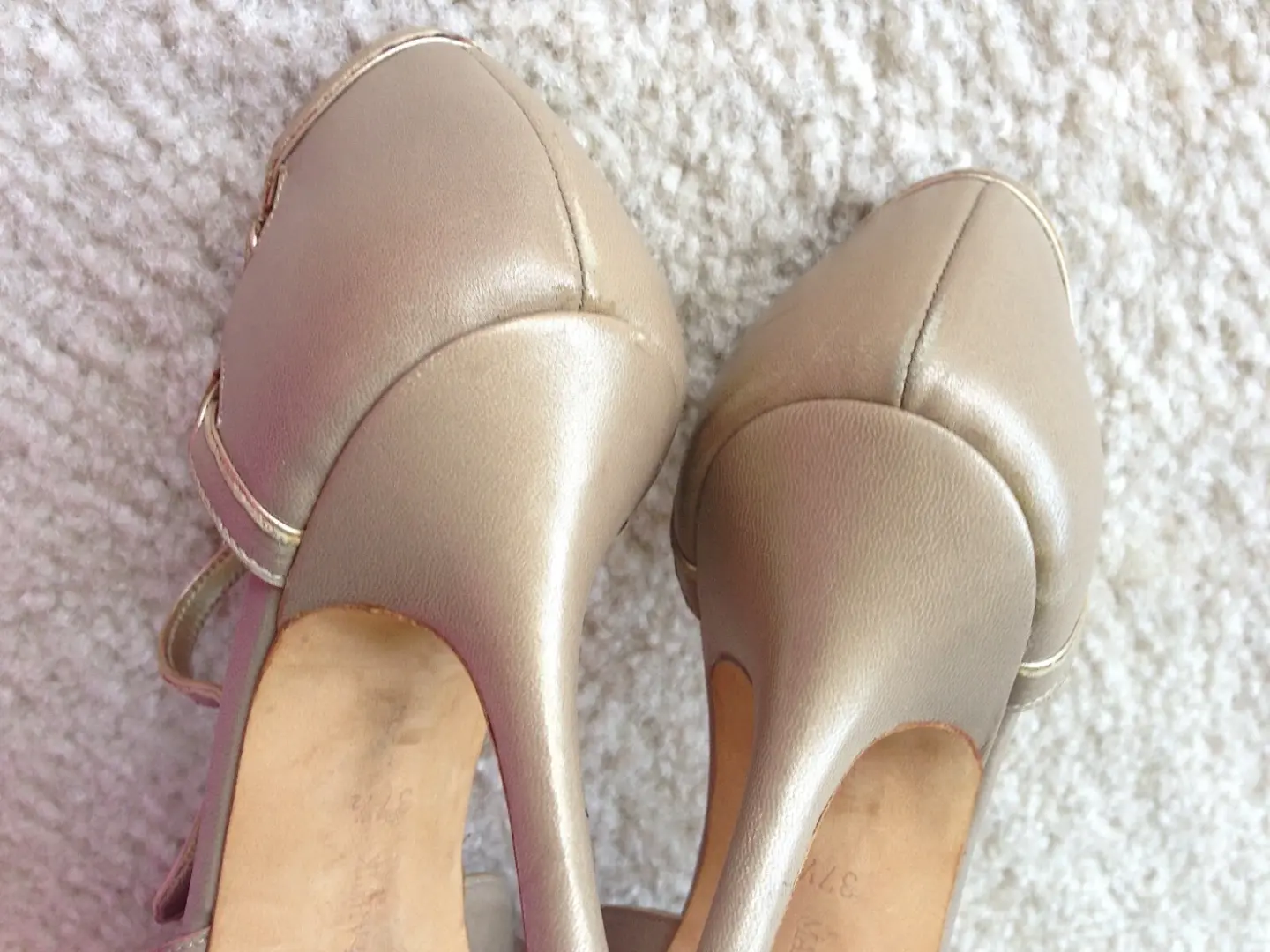 Manolo Blahnik 37.5 全皮革中性色调金色踝带高跟鞋高跟鞋穿-