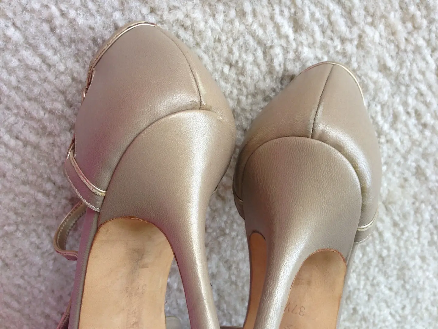 Manolo Blahnik 37.5 全皮革中性色调金色踝带高跟鞋高跟鞋穿-