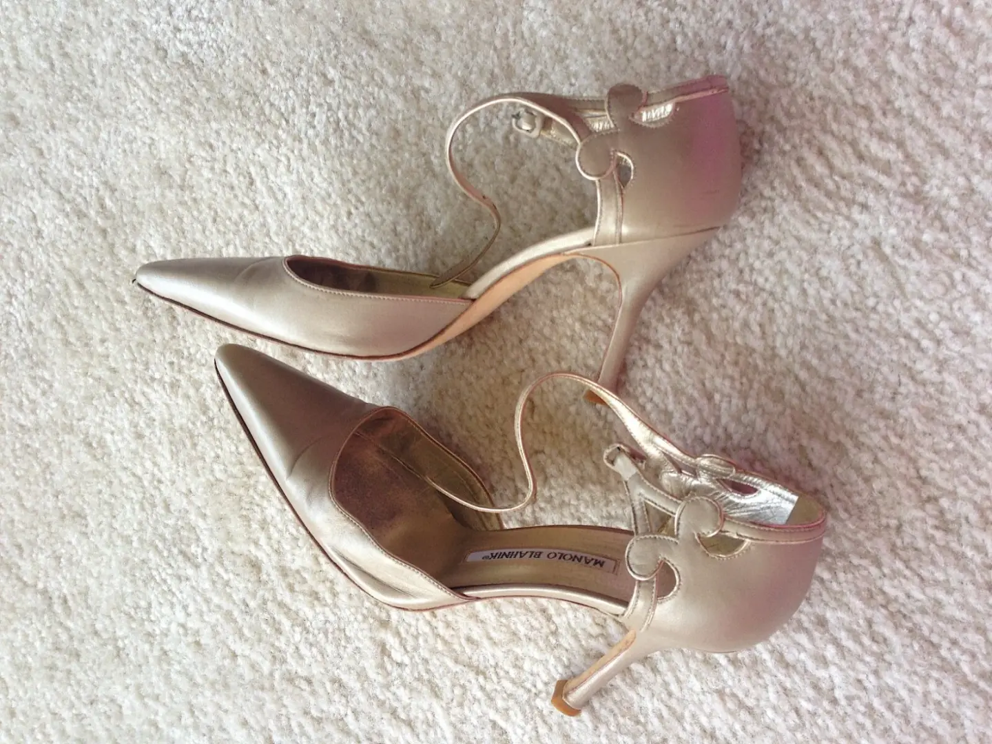 Manolo Blahnik 37.5 全皮革中性色调金色踝带高跟鞋高跟鞋穿-