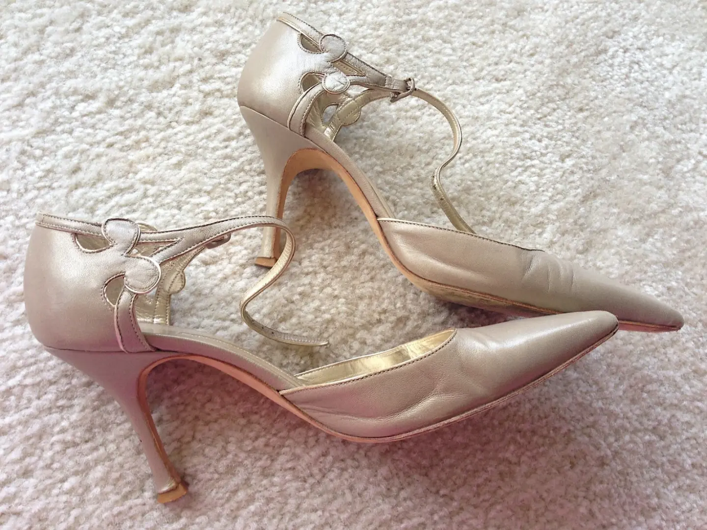 Manolo Blahnik 37.5 全皮革中性色调金色踝带高跟鞋高跟鞋穿-