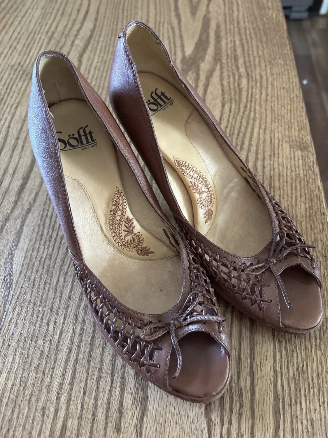 Sofft 女式 6.5 M 棕色皮革露趾高跟鞋编织细节舒适高跟鞋-