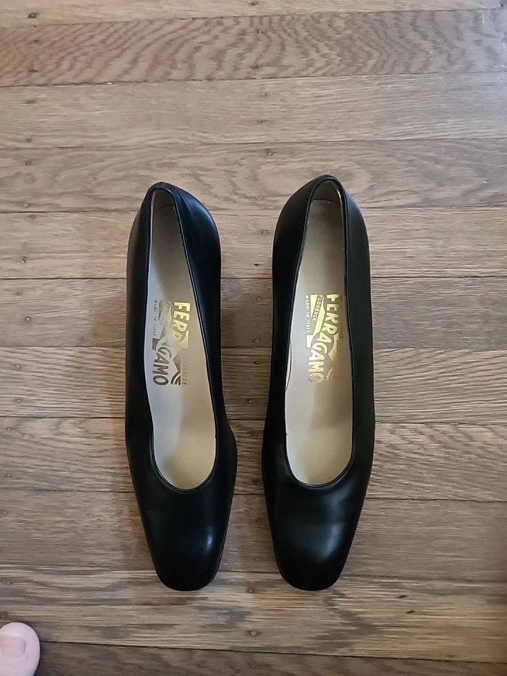 女士正装鞋:FERRAGAMO 7 AA 黑色高跟鞋,1 3/4 英寸高跟鞋二手状况完好,请参阅照片-
