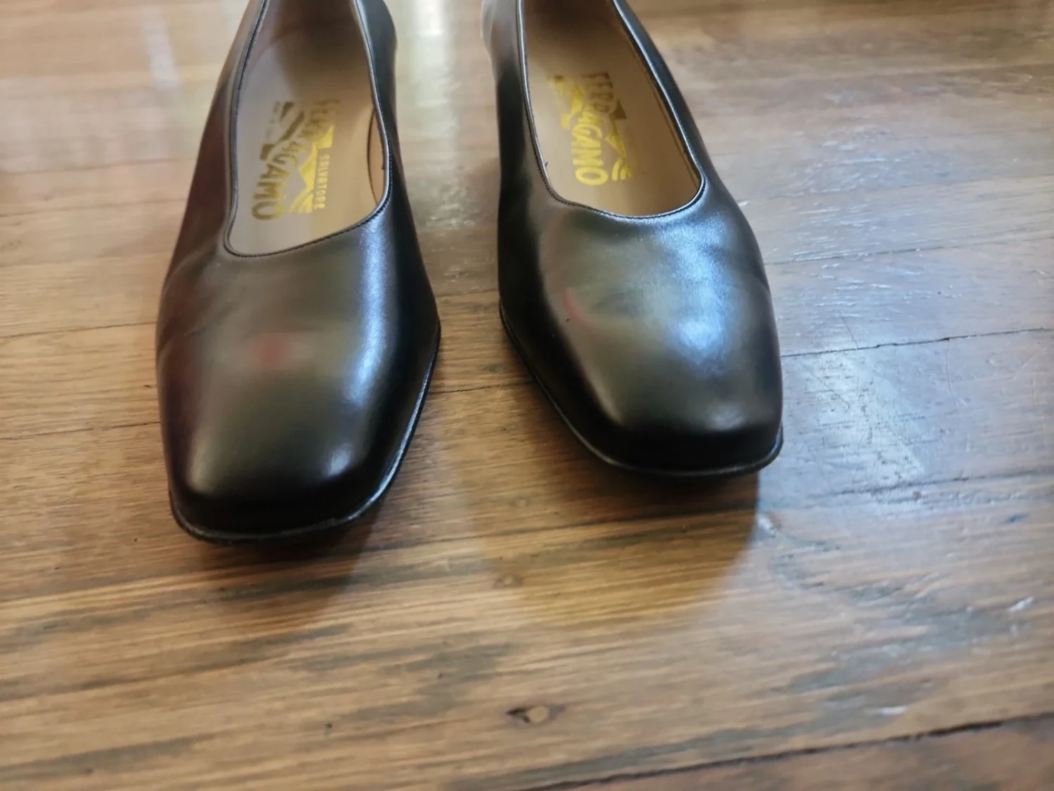 女士正装鞋:FERRAGAMO 7 AA 黑色高跟鞋,1 3/4 英寸高跟鞋二手状况完好,请参阅照片-