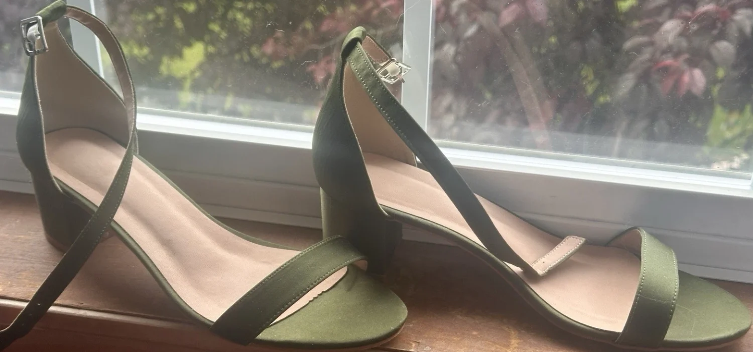 女士的绿色绑带踝带露趾粗跟扣凉鞋 9-
