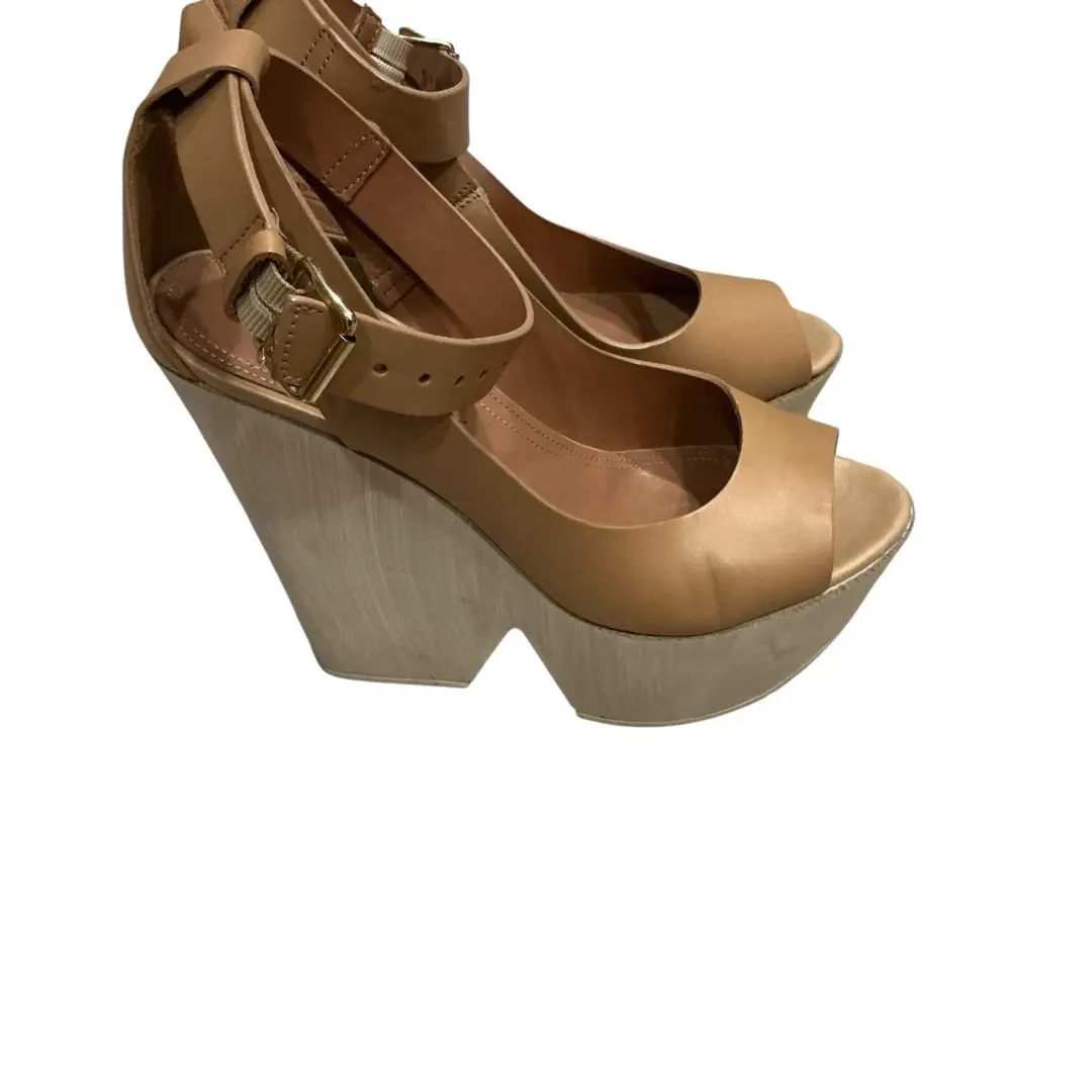 BCBG Maxaria Kyara 裸色皮革楔形凉鞋踝带 8 码-