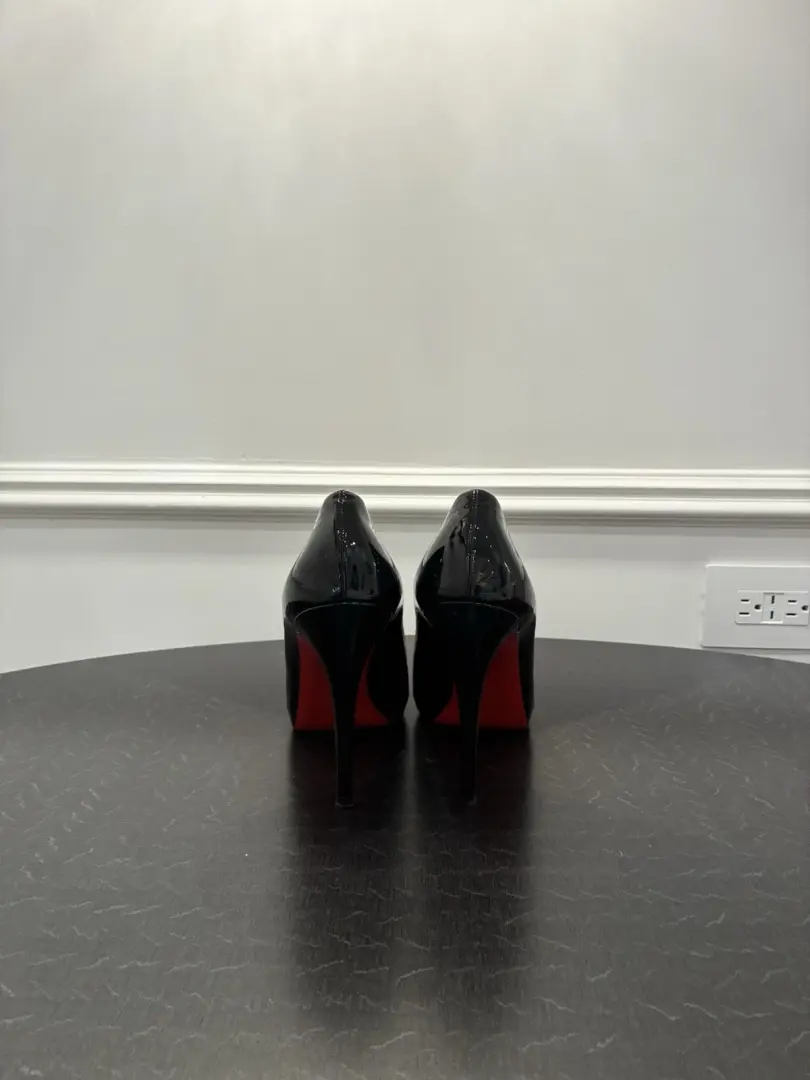 Christian Louboutin 黑色漆皮露趾高跟鞋 8.5 码 (39.5 EU)-