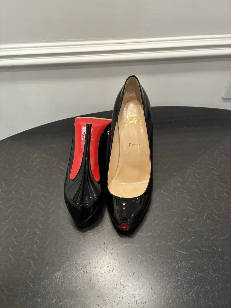 Christian Louboutin 黑色漆皮露趾高跟鞋 8.5 码 (39.5 EU)-