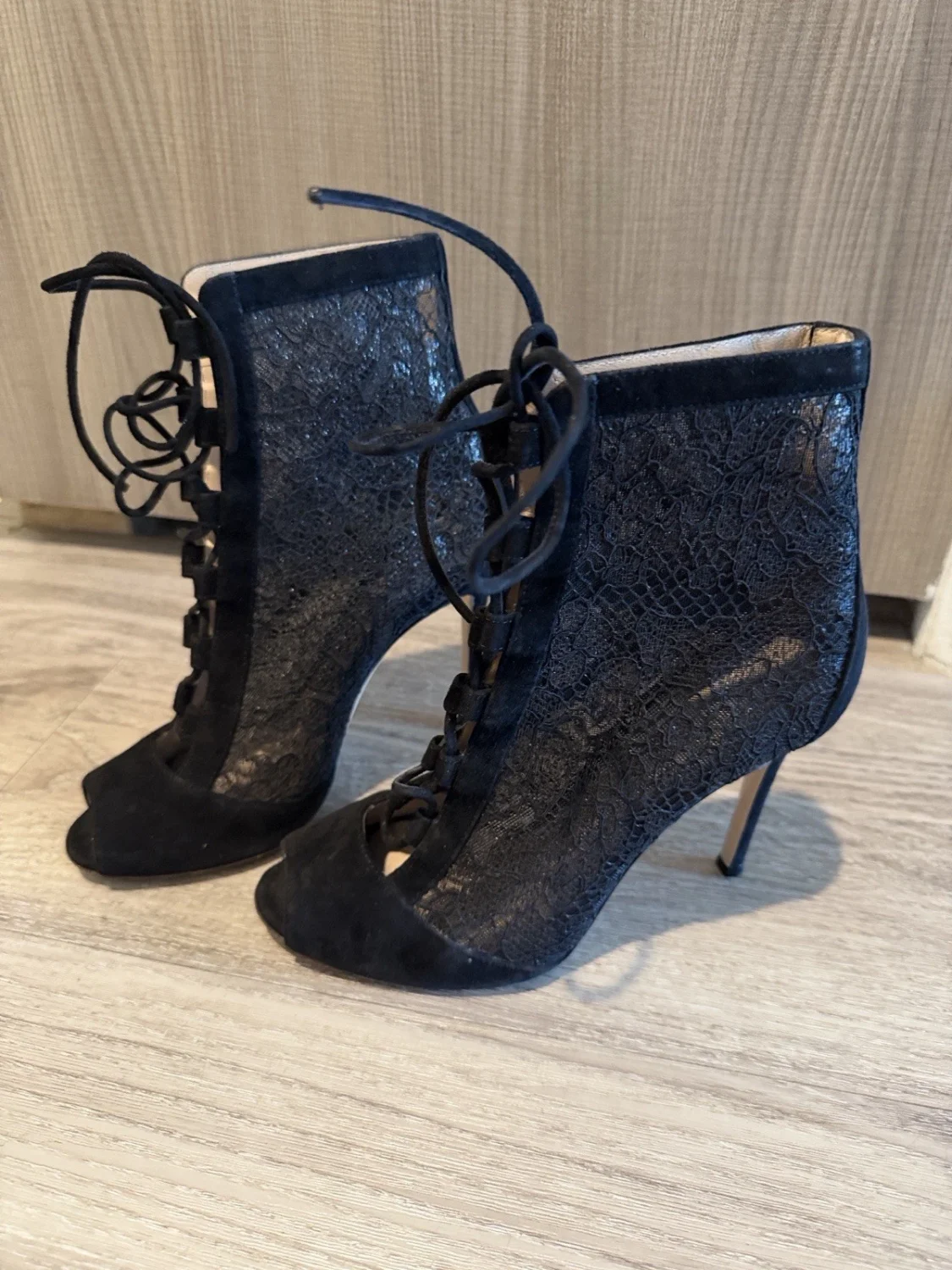 GIANVITO ROSSI 女式黑色系带花卉花边/绒面皮 PeepToe 短靴 4 英寸鞋跟-