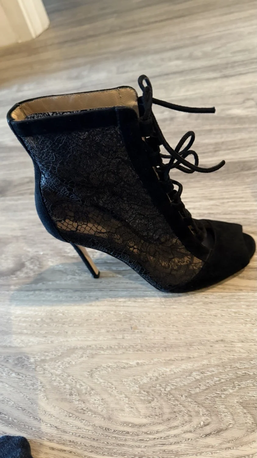 GIANVITO ROSSI 女式黑色系带花卉花边/绒面皮 PeepToe 短靴 4 英寸鞋跟-