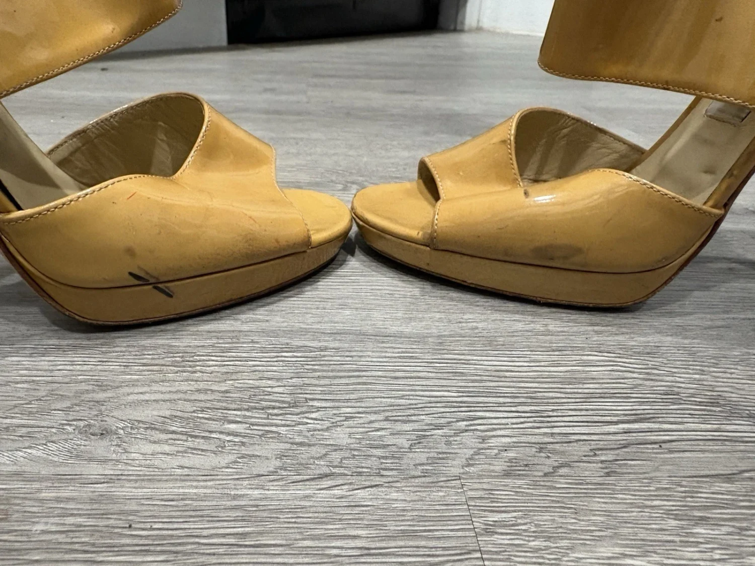 Jimmy Choo 黄色漆皮厚底拉链露趾高跟鞋 38 码-