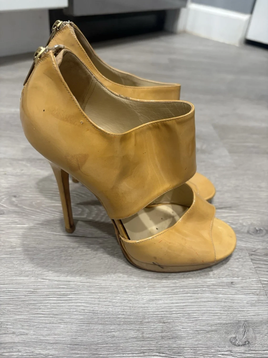 Jimmy Choo 黄色漆皮厚底拉链露趾高跟鞋 38 码-