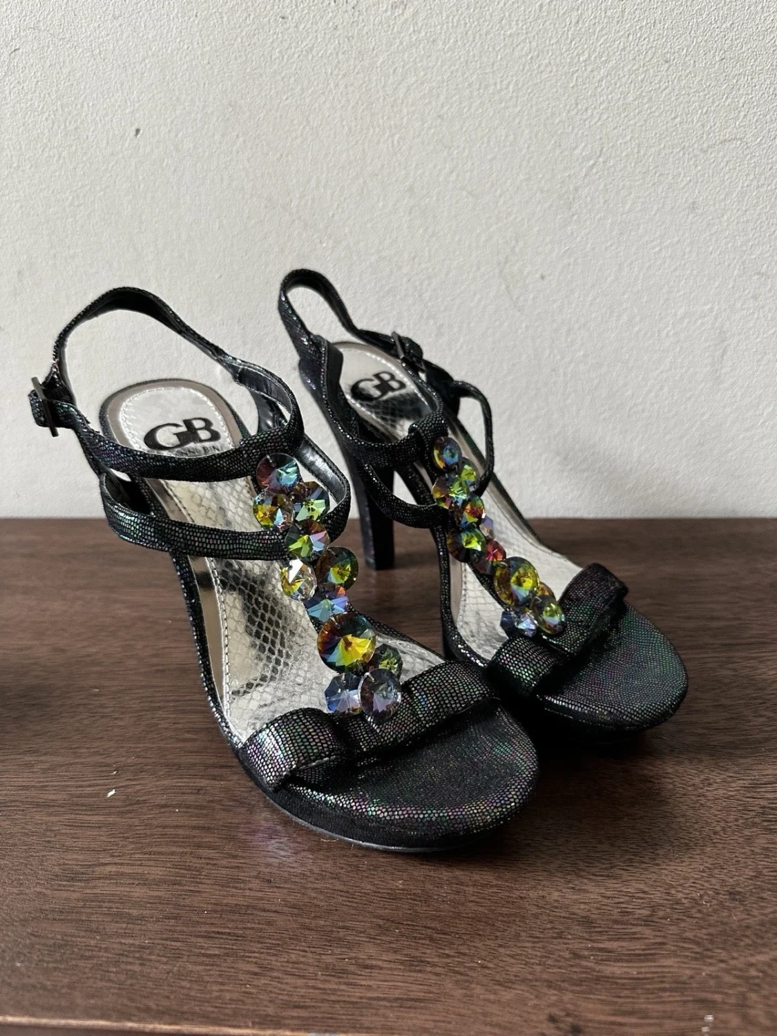 Gianni Bini 黑色 Iridescent 珠宝 T 系带高跟鞋 7 码-