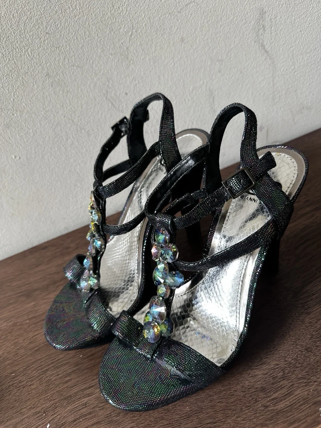 Gianni Bini 黑色 Iridescent 珠宝 T 系带高跟鞋 7 码-