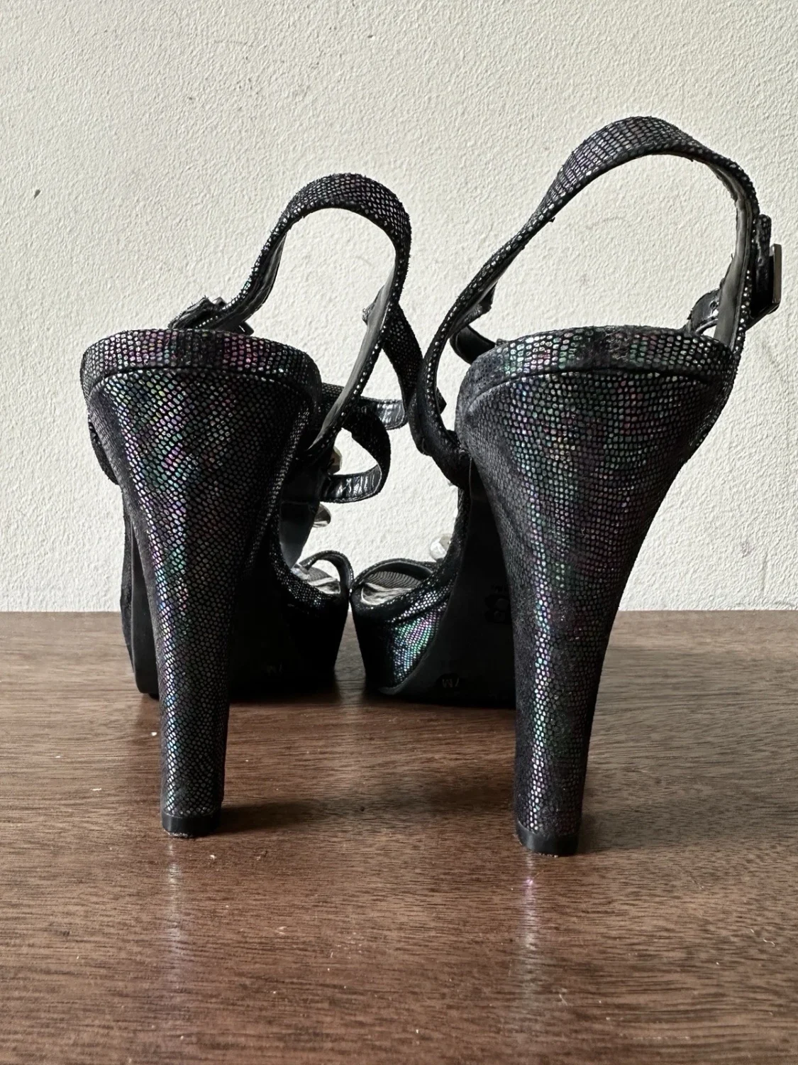 Gianni Bini 黑色 Iridescent 珠宝 T 系带高跟鞋 7 码-