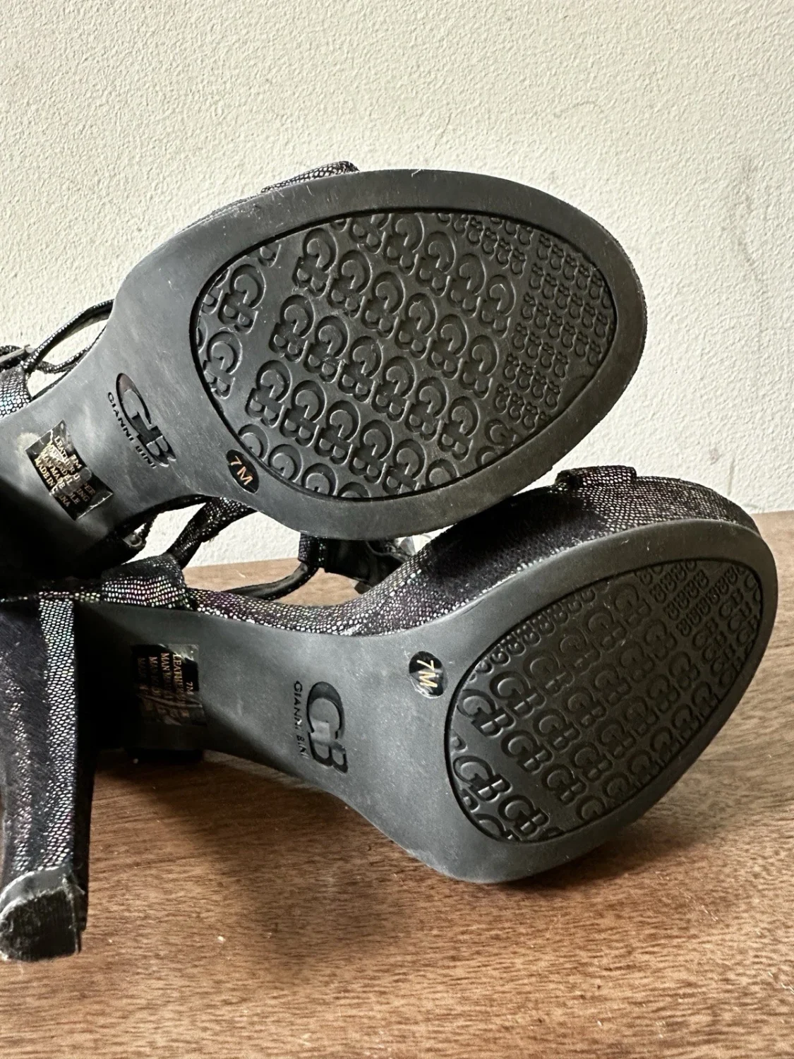 Gianni Bini 黑色 Iridescent 珠宝 T 系带高跟鞋 7 码-