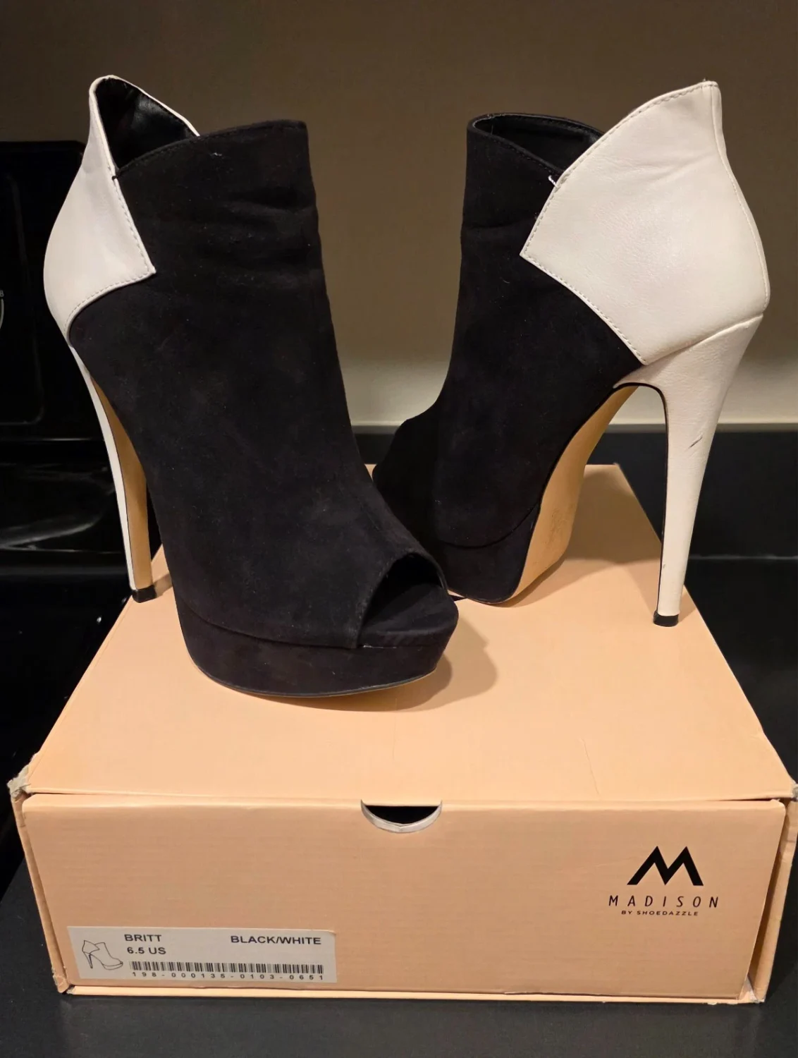 SHOEDAZZLE Madison BRITT 靴子高跟鞋黑白皮革麂皮绒 尺寸 6.5带盒-