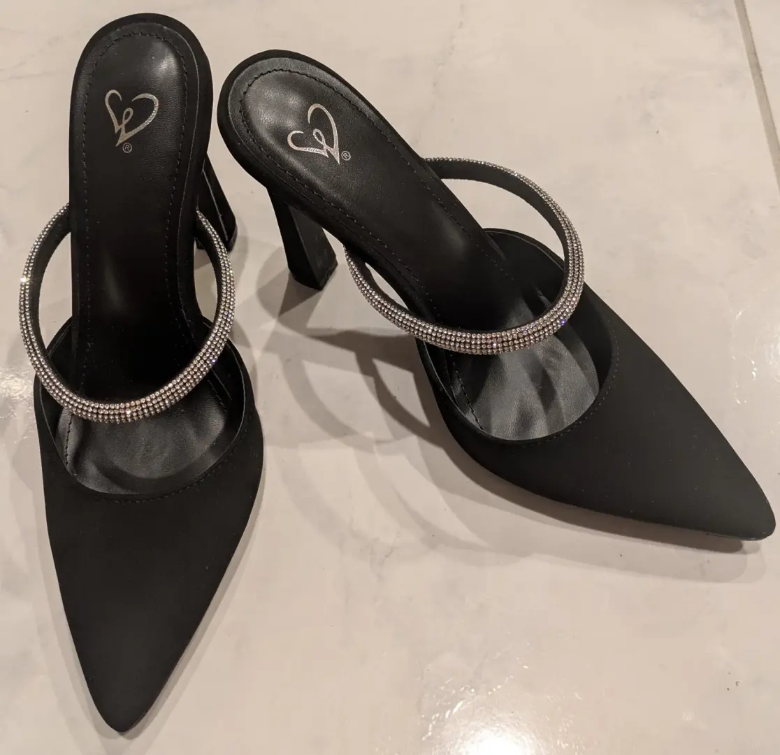 ARLO 黑色水钻泵 心形 D ELEGANT 封闭尖头细高跟鞋-