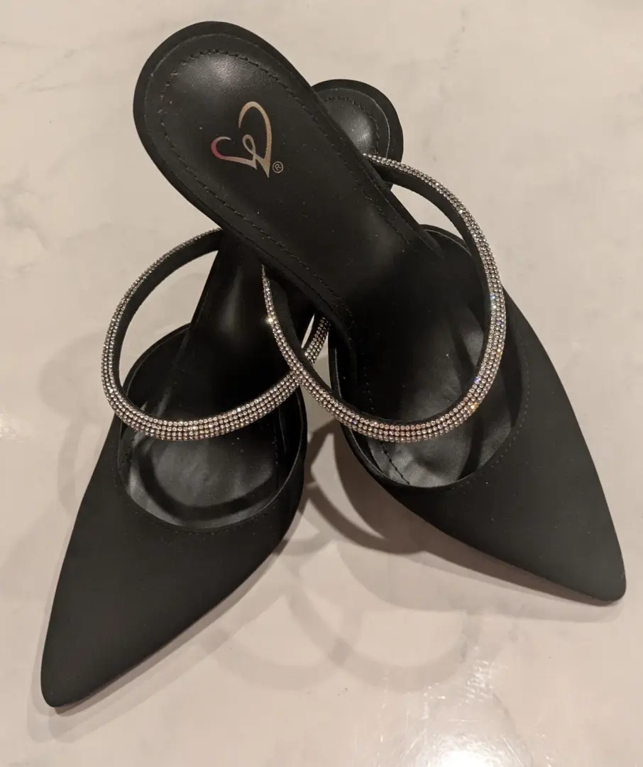 ARLO 黑色水钻泵 心形 D ELEGANT 封闭尖头细高跟鞋-