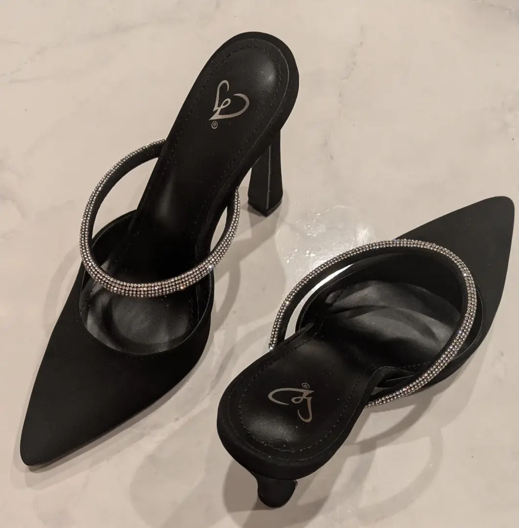 ARLO 黑色水钻泵 心形 D ELEGANT 封闭尖头细高跟鞋-