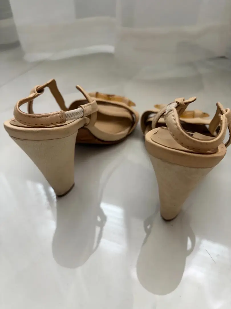 Luca Stefani 浅米色麂皮绒塑料扣露趾高跟鞋 36 码 Importe-