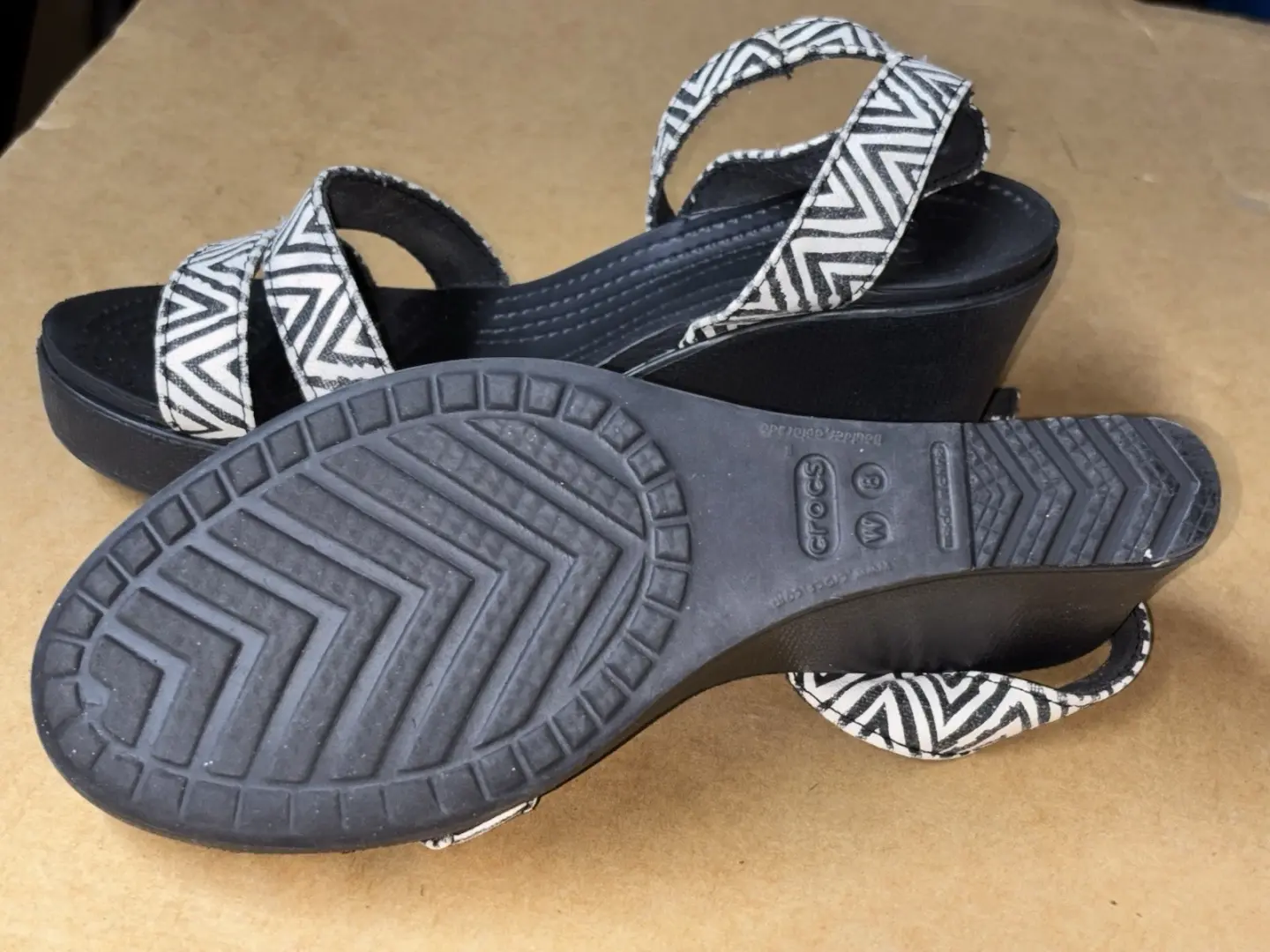 Crocs 尺寸 8 Leigh II 绑带楔形黑色和白色高跟鞋凉鞋舒适-