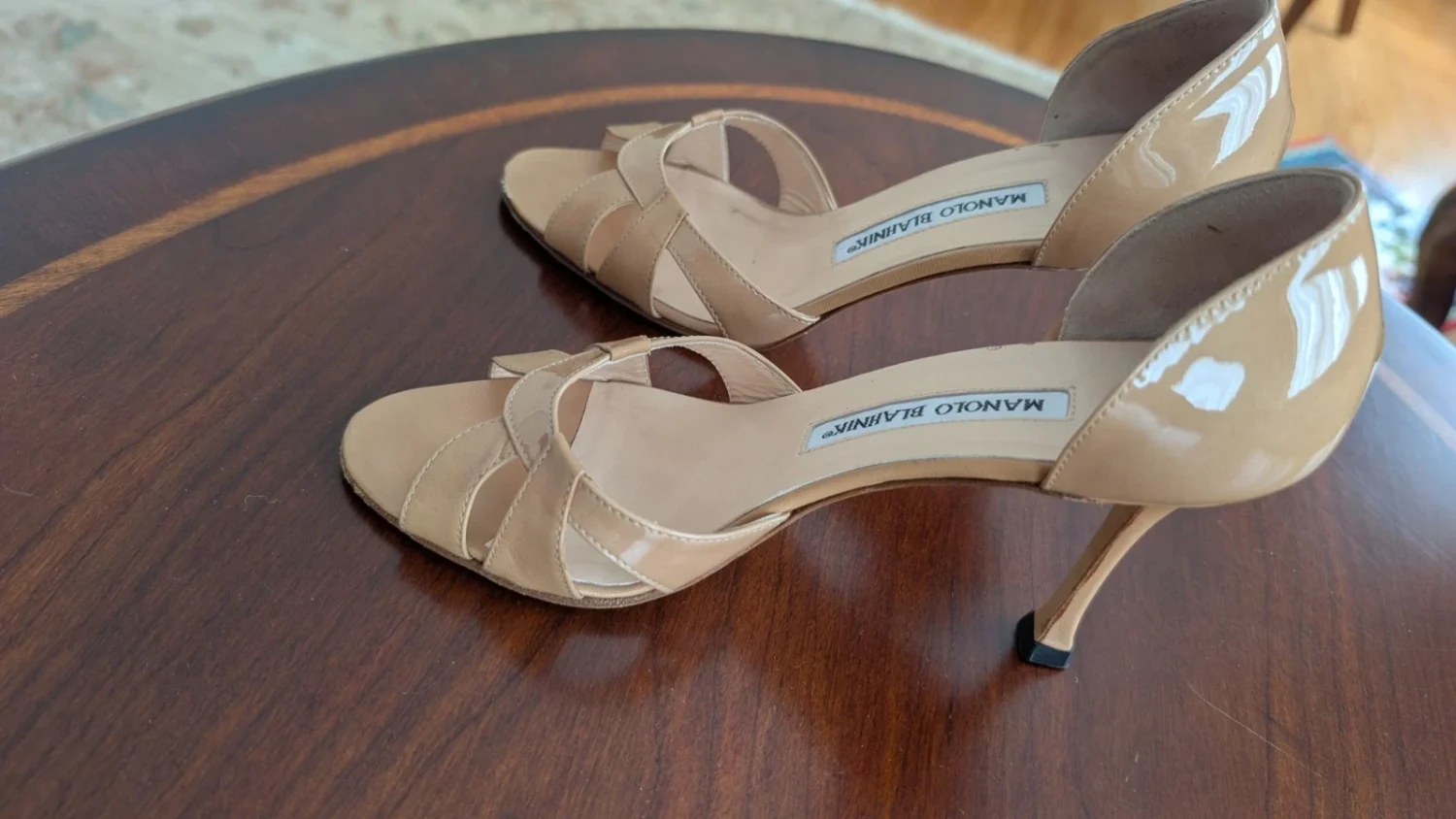 Manolo Blahnik 35.5 露趾米色漆皮鞋。-
