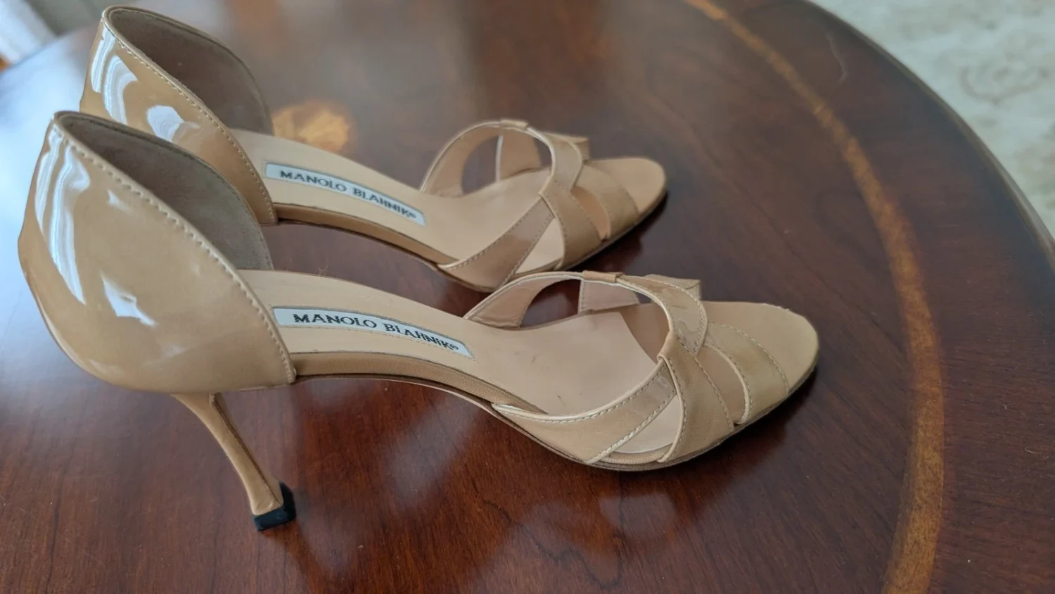 Manolo Blahnik 35.5 露趾米色漆皮鞋。-